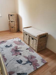 una habitación con dos cestas de mimbre y una alfombra en Ferienwohnung Künne, en Gevensleben