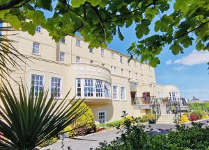 een uitzicht op een gebouw bij Sligo Southern Hotel & Leisure Centre in Sligo