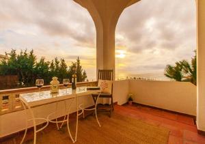 Un comedor con mesa y vista al mar. en VILLA SENSACIONES, en Tarifa 4 fotos más