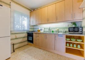 cocina grande con armarios y electrodomésticos de madera en VILLA SENSACIONES, en Tarifa