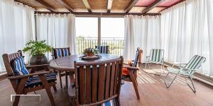 內韋伊蘭的住宿－NOFEI NEVE ILAN，一间带木桌和椅子的用餐室