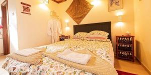- une chambre avec un grand lit et des oreillers dans l'établissement NOFEI NEVE ILAN, à Neve Ilan