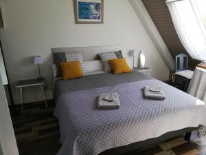 a bedroom with a bed with towels on it at 1 chambre d'hôte entre terre et mer in Quimperlé