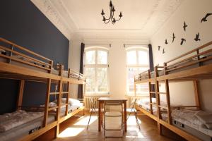 Ein Etagenbett oder Etagenbetten in einem Zimmer der Unterkunft Blue Doors Hostel Altstadt