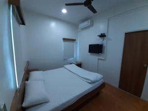 Cama o camas de una habitación en Hotel Bhooshan, Shivajinagar, Pune