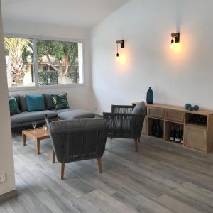 a living room with a couch and chairs at Prea Gianca in Bonifacio