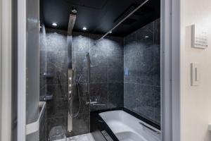 Um banheiro em NC Square Shinjuku -All Suite Residence-