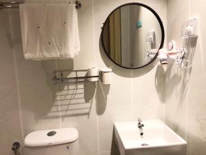 クアにあるLangkawi M seaview Apartmentの洗面台と鏡のある白いバスルーム +9枚の写真