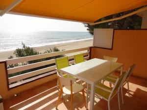 a table and chairs on a balcony with a view of the beach at Residencial Guardamar Zeus in Miami Platja