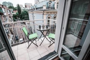 A balcony or terrace at Kyiv Art Apartments near Golden Gate