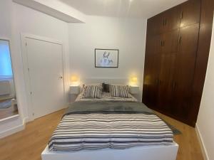 Łóżko lub łóżka w pokoju w obiekcie Bilbao High Apartment