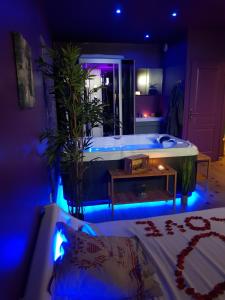 een grote badkamer met een bad met blauwe verlichting bij Lov'appart in Boulogne-sur-Mer