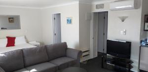 TV a/nebo společenská místnost v ubytování Shadzz Motel
