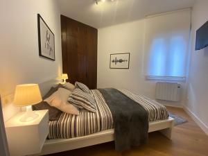 Łóżko lub łóżka w pokoju w obiekcie Bilbao High Apartment