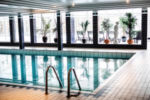 Bazén v ubytování Straand Hotel nebo v jeho okolí