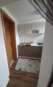 - une cuisine avec un évier et un comptoir dans l'établissement New apartment Old town with free parking, à Sarajevo