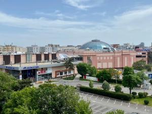 een uitzicht op een stad met een parkeerplaats bij Bucharest Mall Studio in Boekarest