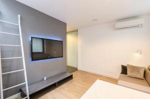 a living room with a flat screen tv on a wall at LupoApartments Kosynierów Klimatyzacja Dostęp na Kod in Łódź