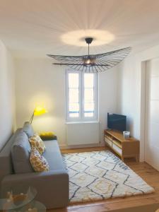 un soggiorno con un divano e un ventilatore a soffitto di Appartement Plage Calme Centre 4personnes St Jean de Luz a Saint-Jean-de-Luz Altre 5 foto