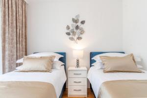 Een bed of bedden in een kamer bij Apartments Top View