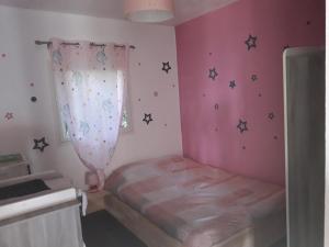 um quarto com uma cama com estrelas na parede em Location saisonnière Bérive em Le Tampon