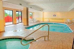 een groot zwembad in een hotelkamer met bij Best Western Mason Inn in Mason