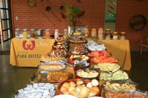 un buffet de comida en una mesa en una habitación en Estancia Park Hotel, en Anápolis