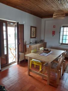 een eetkamer met een houten tafel en stoelen bij Casa da Souropires in Pinhel