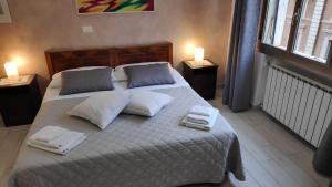 1 dormitorio con 1 cama grande y toallas. en Bed & Breakfast CENTRALE, en Bolonia