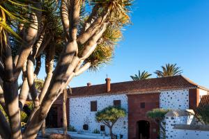 a house with palm trees in front of it at Parador de La Gomera in San Sebastián de la Gomera