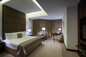 Postel nebo postele na pokoji v ubytování Bab Al Qasr Hotel