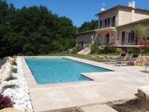- une piscine dans l'arrière-cour d'une maison dans l'établissement Domaine verte vallée, à Lignan-de-Bordeaux
