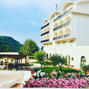 a hotel with flowers in front of a building at Hotel Parco Delle Rose in Acquappesa