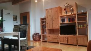 TV a/nebo společenská místnost v ubytování Haus Hopfenseeblick