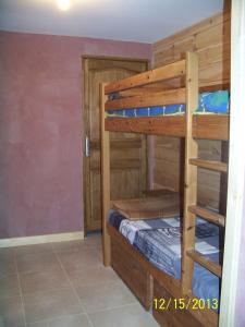 Ліжко або ліжка в номері Chez Luciana- Appartement en chalet de montagne