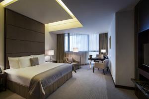Postel nebo postele na pokoji v ubytování Bab Al Qasr Hotel