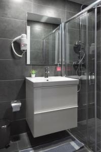 y baño con lavabo y ducha. en HOTEL_TIER, en Atenas