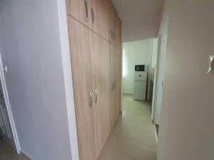 einen Flur mit Holzschränken in einem Zimmer in der Unterkunft Mátrix apartman in Békéscsaba