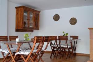 comedor con mesa y sillas en Casa Quercus con piscina privada en Cortes de la Frontera
