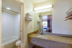 Koupelna v ubytování Econo Lodge Phoenix North I-17 + 15 fotografií