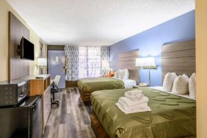 una camera d'albergo con due letti e una televisione di Quality Inn New Orleans I-10 East a New Orleans