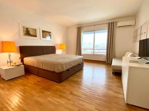 En eller flere senge i et værelse på Home Out Luxury Marina Apartment - 2 Bedrooms Sea View + 24 billeder