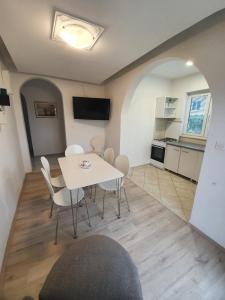 Kuchyň nebo kuchyňský kout v ubytování Villa Brasina