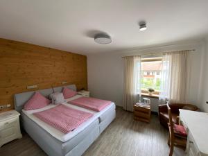 מיטה או מיטות בחדר ב-Alpinhotel INzeller