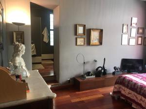 Uma TV ou centro de entretenimento em Les Chambres de l'Abbaye