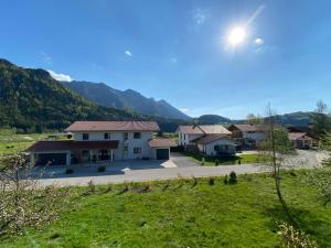 einen Blick auf ein Haus mit Bergen im Hintergrund in der Unterkunft Alpinhotel INzeller in Inzell