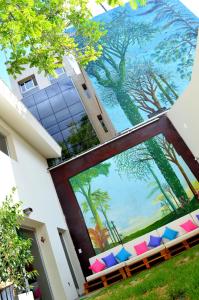 un edificio con una pintura a un lado. en Jaque Mate Hostel en Mendoza