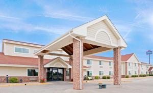un edificio con un edificio con techo en AmericInn by Wyndham Madison SD, en Madison