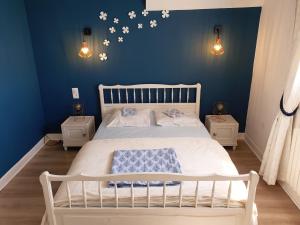 Łóżko lub łóżka w pokoju w obiekcie LA MAISON DU MUGUET - Accueil Chevaux - Horse Friendly