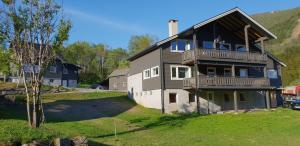 una grande casa con un balcone sopra di Mørkve Apartement a Myrkdalen